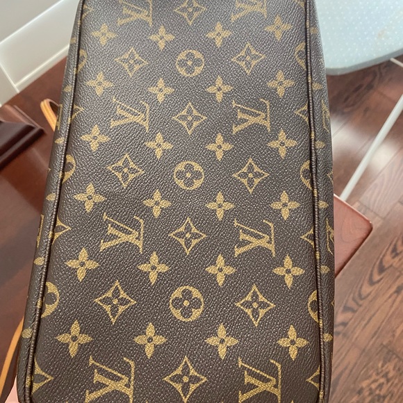 SOLD Louis Vuitton Neverfull MM with Pouch - Picture 6 of 14